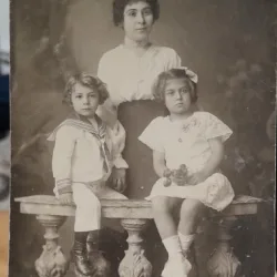 Fotografie tip carte postala, necirculata, femeie cu doi copii, perioada interbelica