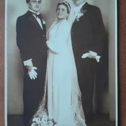 Fotografie tip carte postala, necirculata, mireasa cu mirele si cavalerul de onoare, perioada interbelica