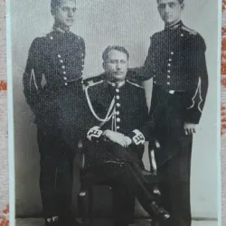Fotografie tip carte postala, necirculata, trei militari, perioada interbelica