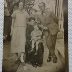 Fotografie tip Carte postala, Parinti, bunica si copil, perioada interbelica