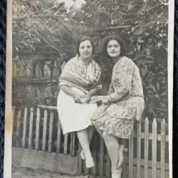 Fotografie tip Carte Postala, Romania, doua femei stand pe un gardulet, la tara, 1929