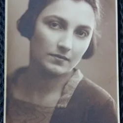Fotografie tip Carte Postala, Tanara cu parul strans, perioada interbelica
