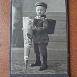 Fotografie tip CDV, baiat im costum de marinar, perioada interbelica