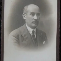 Fotografie tip CDV, Barbat cu mustata, perioada interbelica
