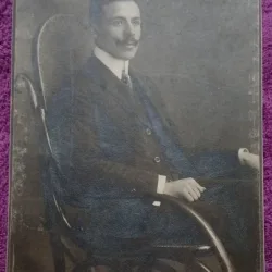Fotografie tip CDV, barbat cu mustata, stand pe scaun, inceput de secol XX