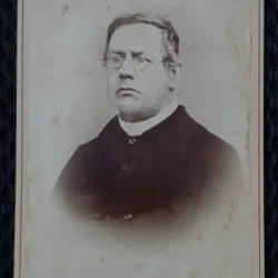 Fotografie tip CDV, barbat cu ochelari, inceput de secol XX