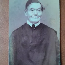 Fotografie tip CDV, barbat cu tichie, inceput de secol XX