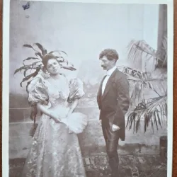 Fotografie pe carton, barbat si femeie cu evantai, perioada interbelica