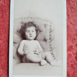 Fotografie tip CDV, copil mic, dezbracat, inceput de secol XX