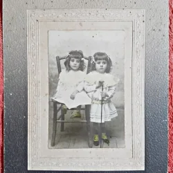 Fotografie tip CDV, doua surori, inceput de secol XX