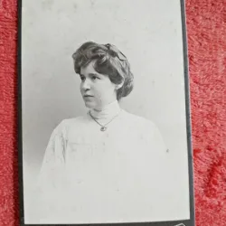 Fotografie tip CDV, femeie cu medalion, 1906