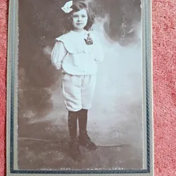 Fotografie tip CDV, fetita cu fundita in par, imbracata baieteste, 1909