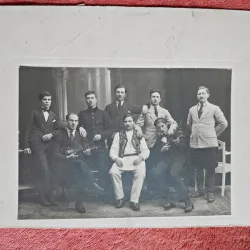 Fotografie tip CDV, grup de barbati, perioada interbelica