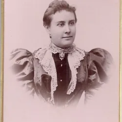 Fotografie tip CDV - perioada interbelica, reprezentand o femeie