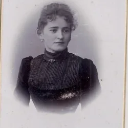Fotografie tip CDV - perioada interbelica, reprezentand o femeie
