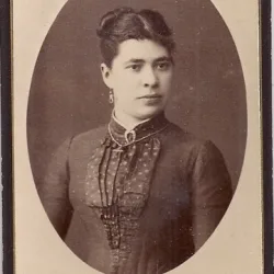 Fotografie tip CDV - perioada interbelica, reprezentand o femeie