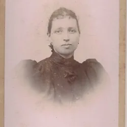 Fotografie tip CDV - perioada interbelica, reprezentand o femeie