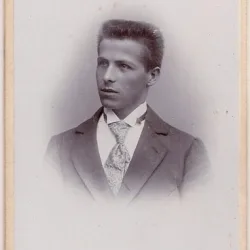 Fotografie tip CDV - perioada interbelica, reprezentand un barbat