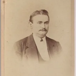 Fotografie tip CDV - perioada interbelica, reprezentand un barbat
