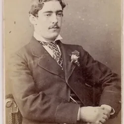 Fotografie tip CDV - perioada interbelica, reprezentand un barbat