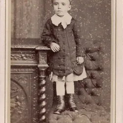 Fotografie tip CDV - perioada interbelica, reprezentand un copil