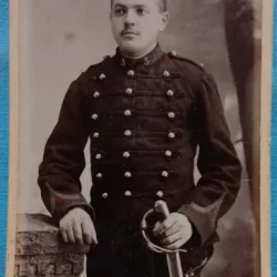 Fotografie tip CDV, Sublocotenet francez in tunica cu gaitane, sfarsit de secol XIX