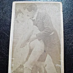 Fotografie veche, pe carton, cu tema erotica