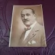 fotografie tip carte postala, portret barbat in costum - alb negru