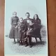 Fotografie barbat cu 4 copii, pe carton, sfarsit de secol XIX