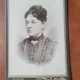 Fotografie femeie cu brosa, pe carton, sfarsit de secol XIX