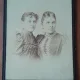 Fotografie pe carton, doua femei, inceput de secol XX