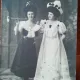 Fotografie tip carte postala, doua prietene, perioada interbelica