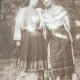 Fotografie tip Carte Postala, Doua tinrtr in costume traditionale, perioada interbelica