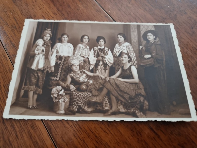 Fotografie tip Carte Postala - Femei costumate