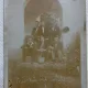 Fotografie tip Carte postala, Grup de prieteni sub o arcada, perioada interbelica