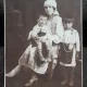 Fotografie tip carte postala, mama cu doi copii, in port popular, perioada interbelica