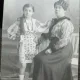 Fotografie tip carte postala, mama cu fiica imbracata in port popular, perioada interbelica