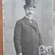 Fotografie pe carton, barbat cu joben, perioada interbelica