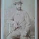 Fotografie tip CDV, barbat cu palarie si baston, sfarsit de secol XIX