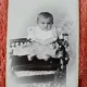 Fotografie tip CDV, bebe pe scasun, inceput de secol XX