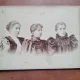Fotografie trei prietene, pe carton, sfarsit de secol XIX